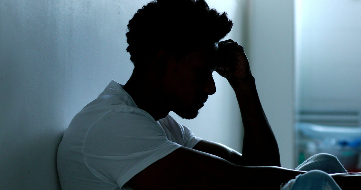 Symbolbild eines nachdenklichen Menschen, der aus dem Fenster blickt – stellvertretend für innere Leere, Reflexion und emotionale Herausforderungen nach dem Cannabis-Entzug.