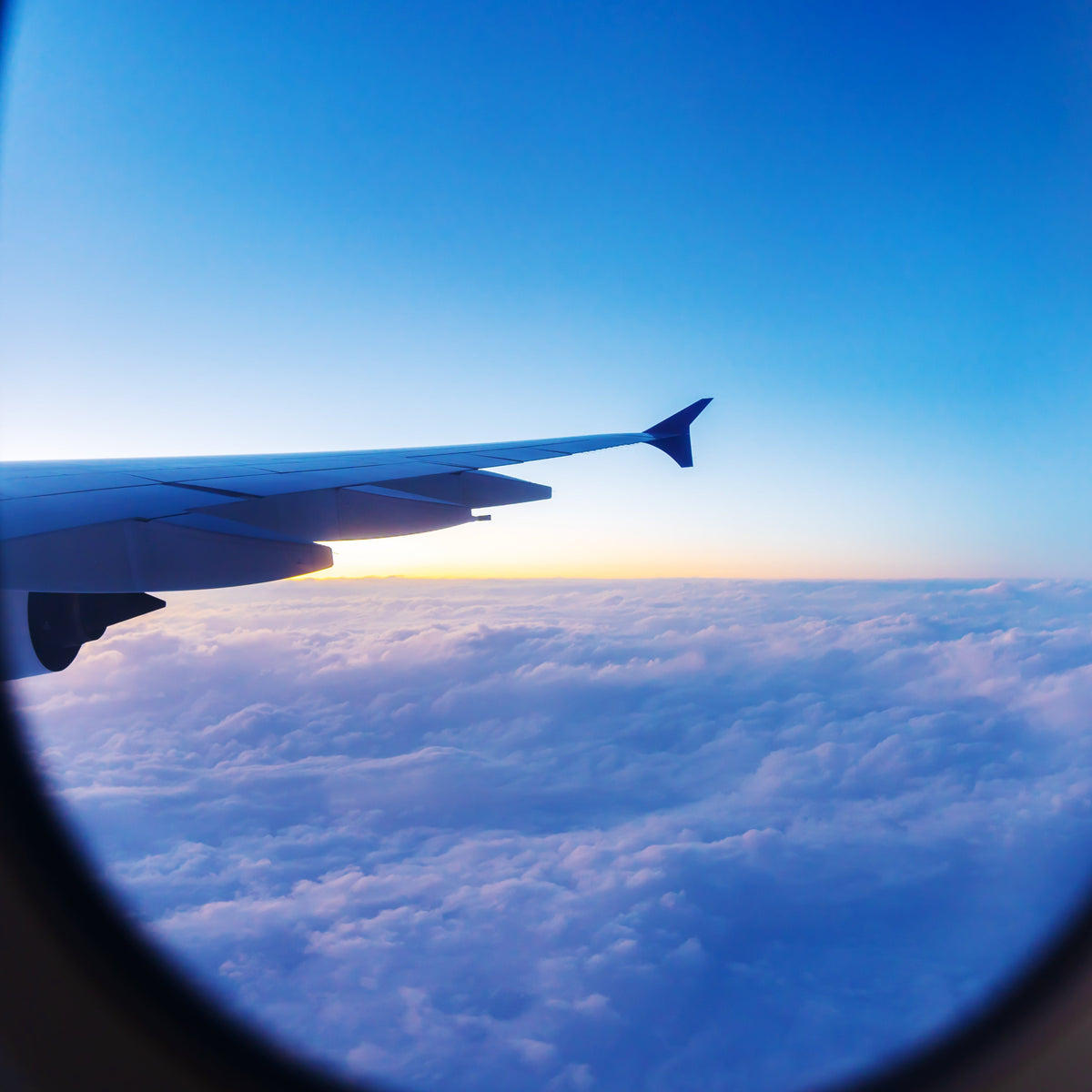 Cannabis auf Reisen: Darf man Cannabis im Flugzeug mitnehmen?
