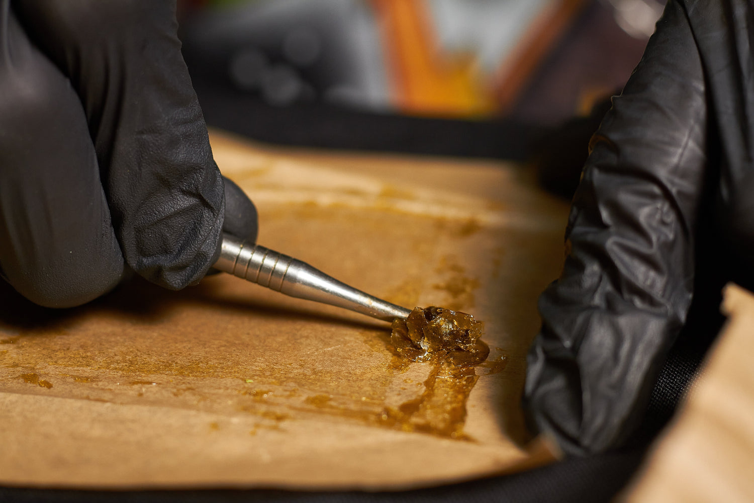 Cannabis Wachs auf einem Holzbrett