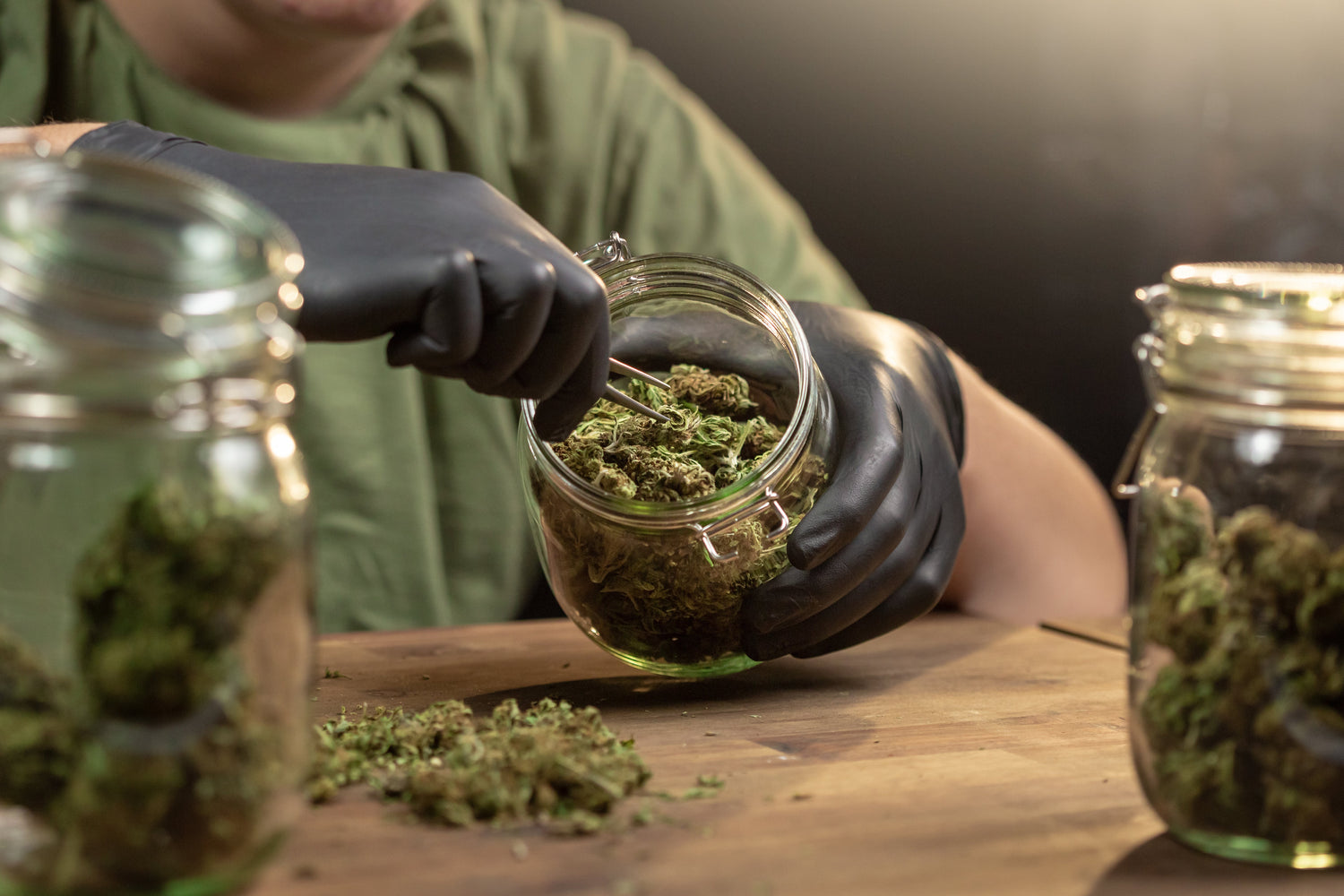 Cannabisblüten in einem Glasgefäß zur Weiterverwendung.