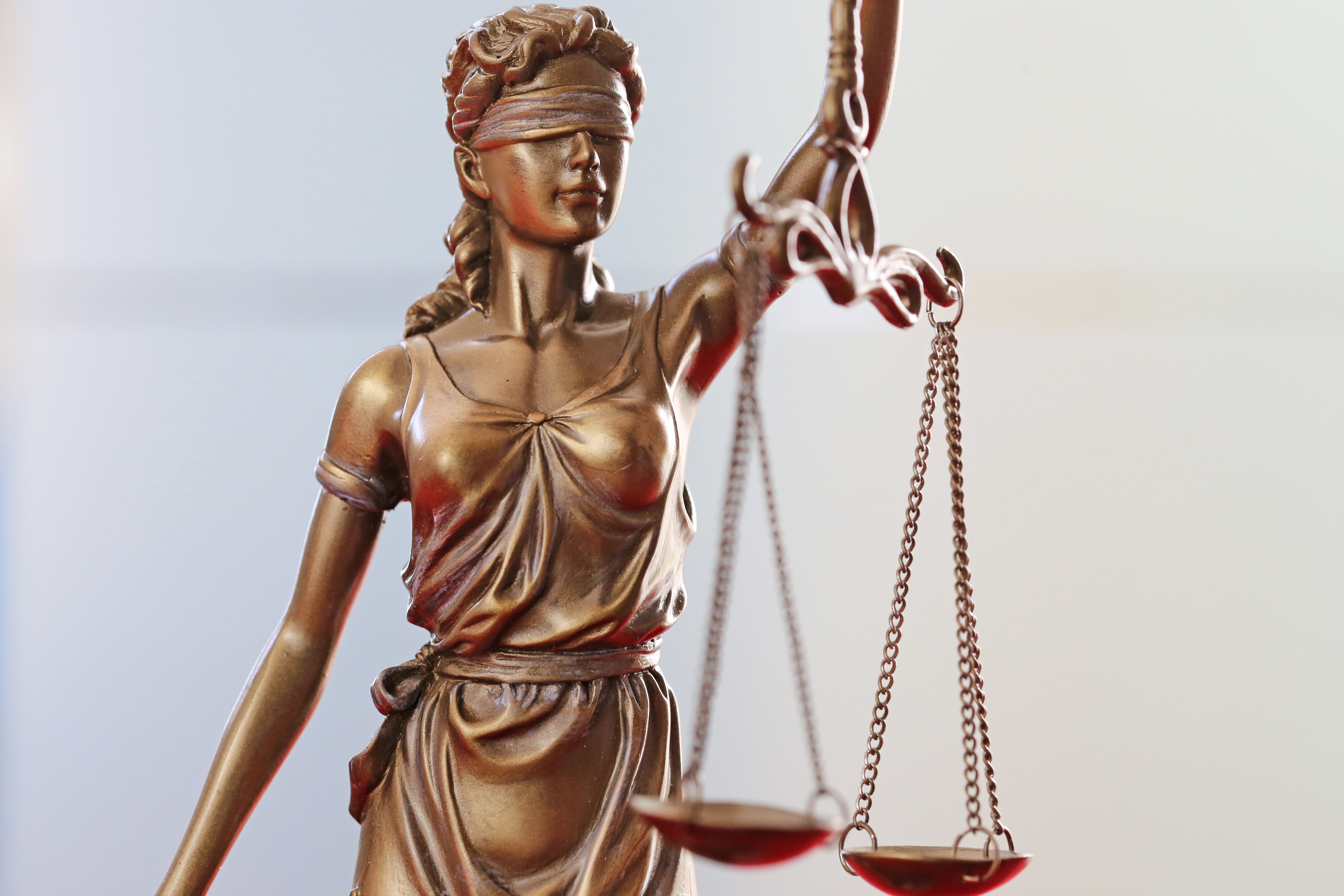 Nahaufnahme einer Justitia als Symbolbild für Recht, Gerechtigkeit 