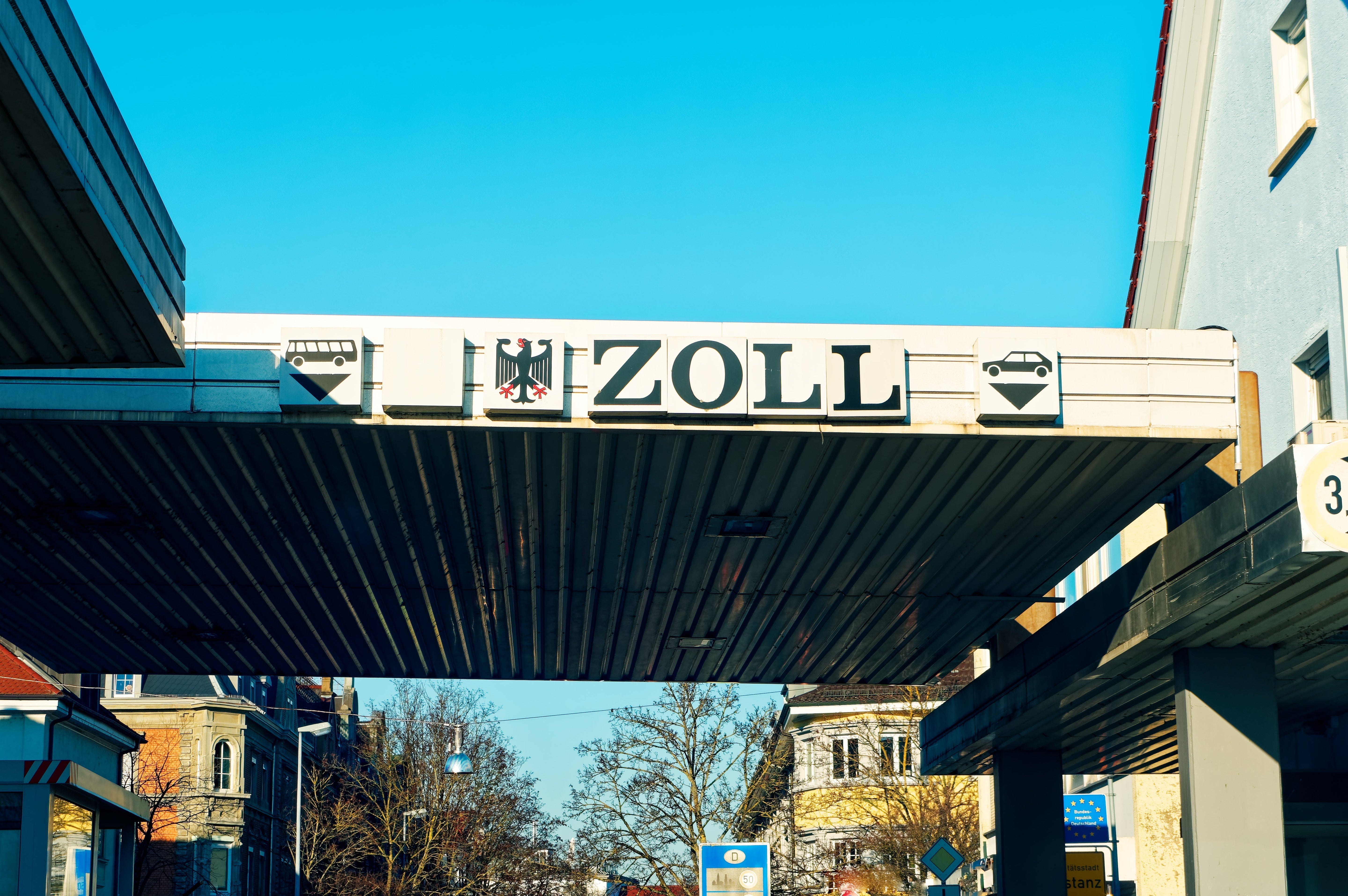 Deutscher Zoll in Konstanz mit dem Bundesadler und Zollhäusschen zur Schweiz an der Grenze